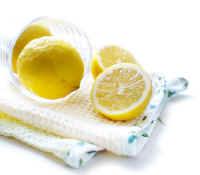 ハウスレモンは皮が薄く、種も少なくて果汁たっぷりの甘くて酸っぱいレモンです