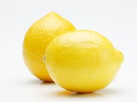 1月初旬〜　4月下旬頃の国産レモンは黄色です